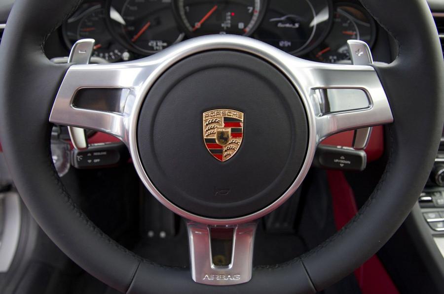  Porsche 911 Turbo S 2014 года  (фото 14 из 33)